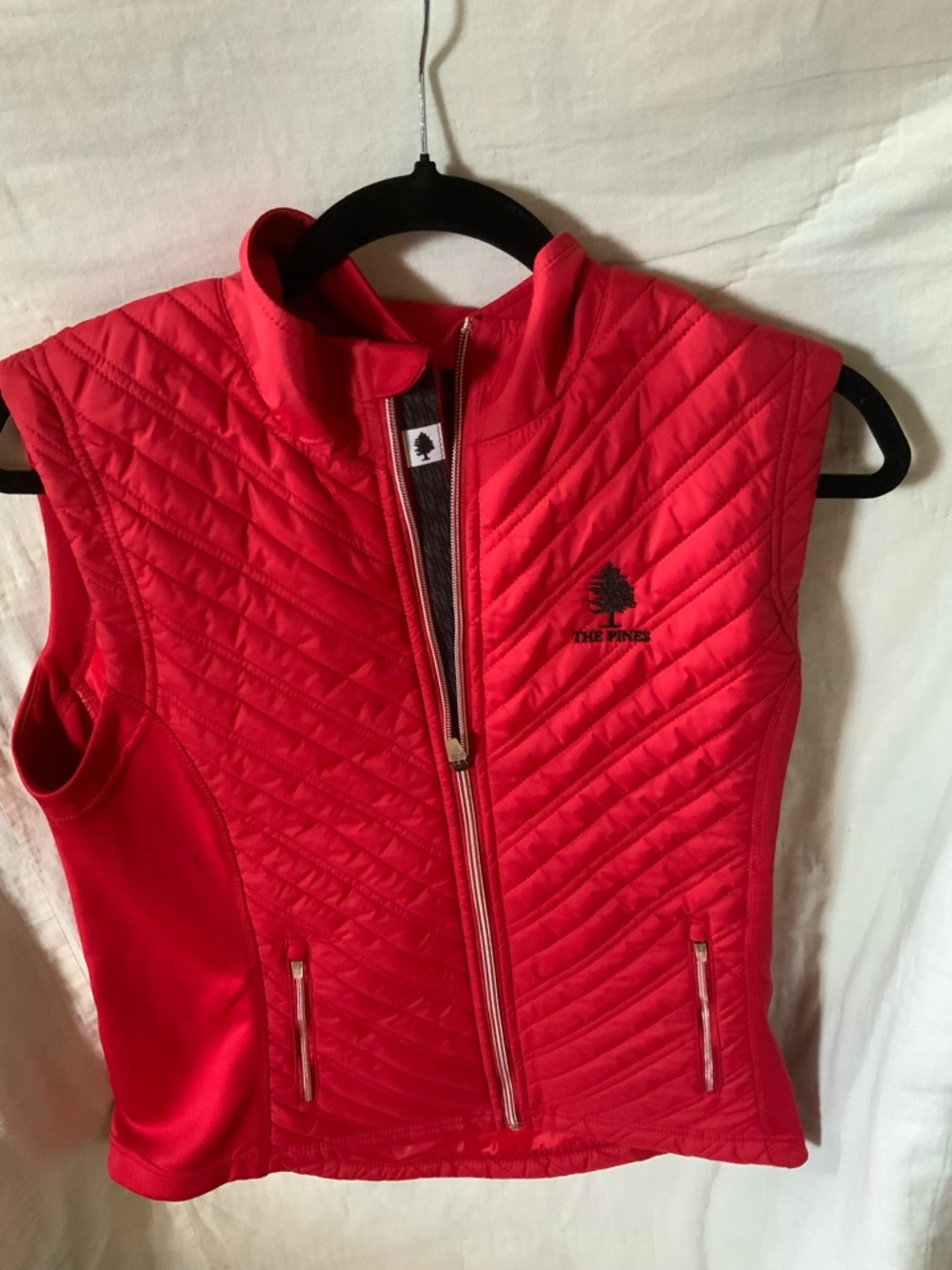 NWOT Levelwear "The Pines" logo Women's Quilted Red vest M golf tennis running
